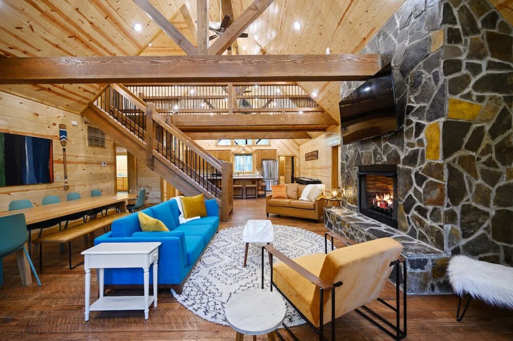 Massive Hochatown Lodge w spa Basketball More
