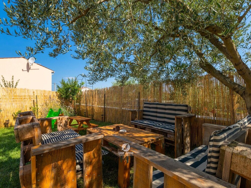 Adorable Home With Private Garden and Bubble Bath
