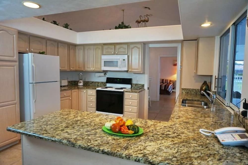 SHEN1124 3 Bedroom Holiday Home by Marco Naples Vacation Homes
