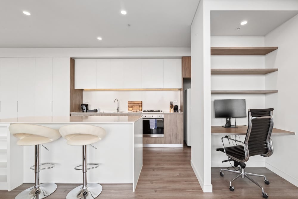 Luxe 2-bed: Modern Interiors, Balcony & BBQ Area