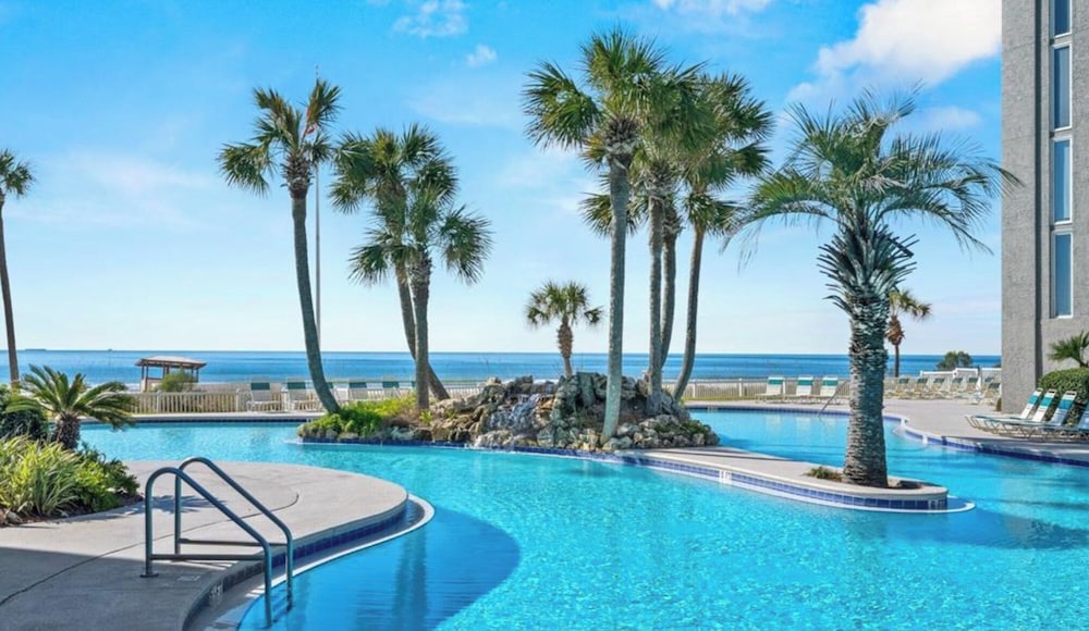 Coastal Hideaway: Cozy Beachfront Studio Sleeps 4 With Stunning Views!