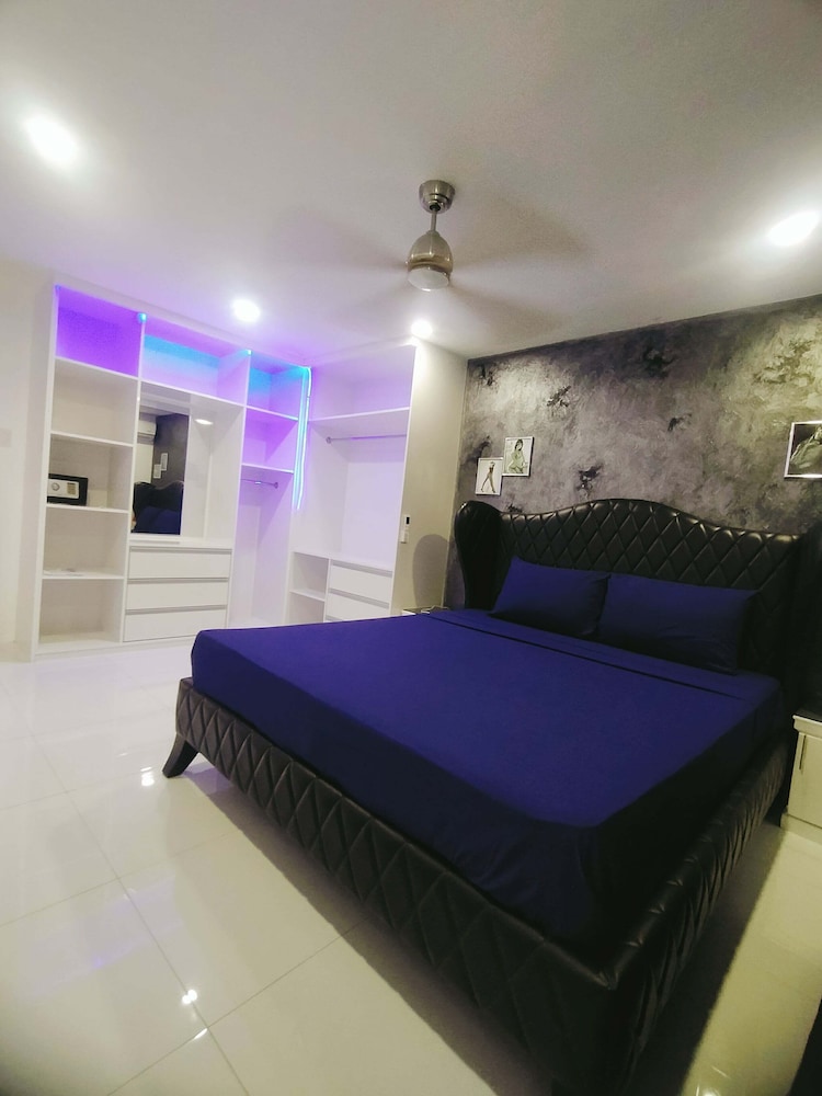 Kandi Suites 2BR with private Jacuzzi