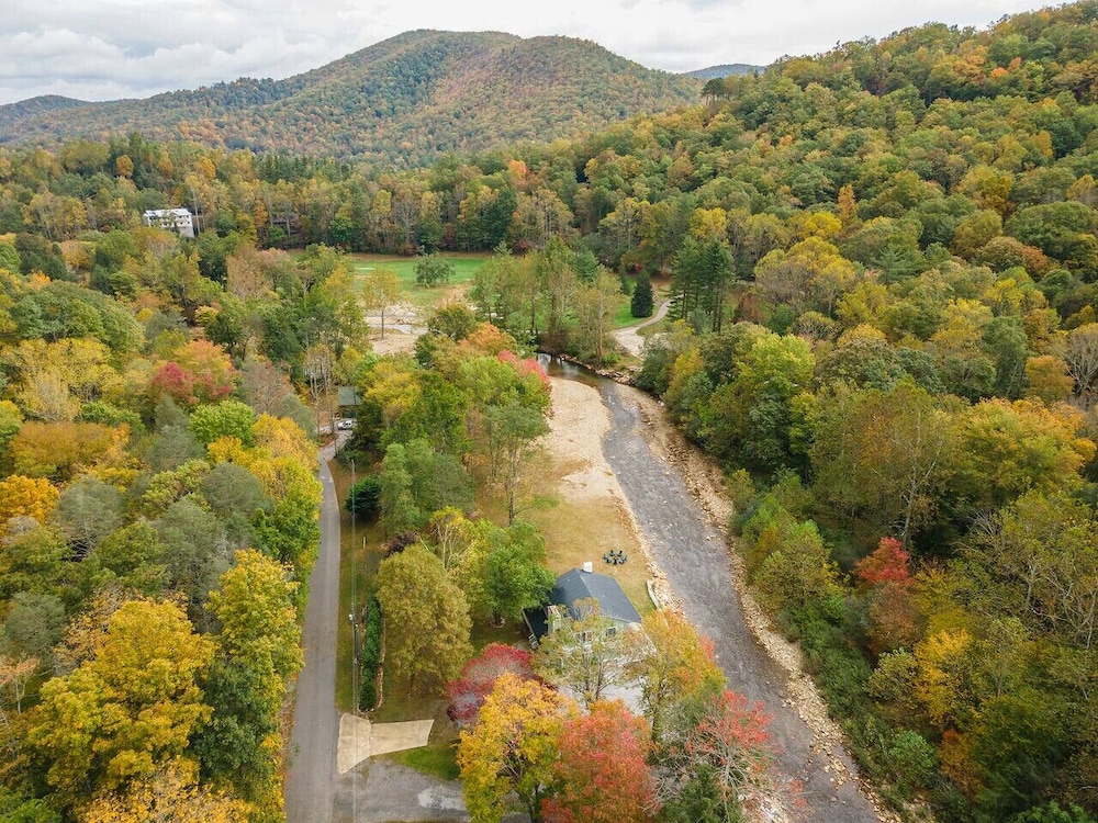 Riverside Bliss Mountain Views Cozy Fires
