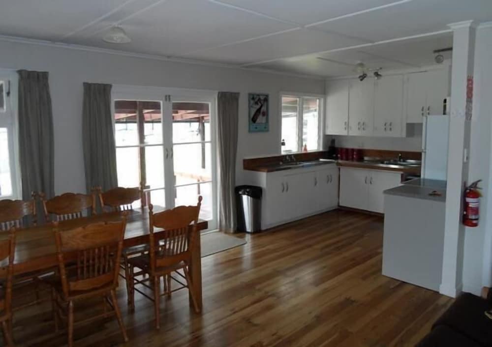 Lake Maraetai Lodge - Hostel