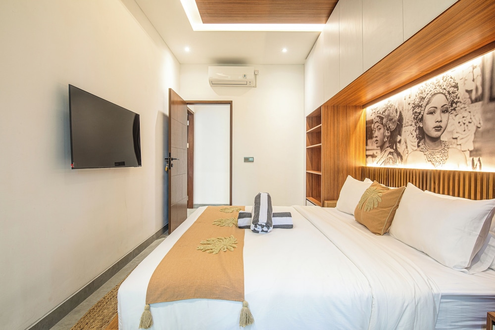 Enchanting 5BR Canggu Villa Moments to Sea