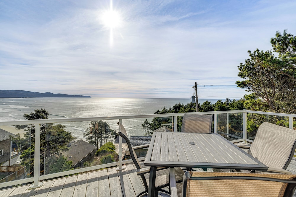 Oceanside Escape w/ Stunning Views: Walk to Beach!