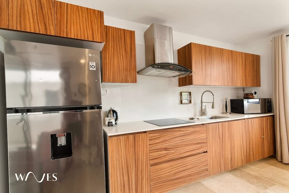 Colorful Perfect Located 2 Br w Great Amenities