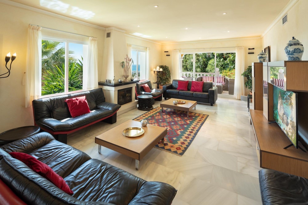 Large Luxury Family Villa 500m From Beach