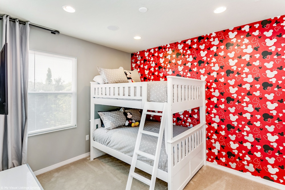 Spacious Home w/ Private Pool/spa! Sleeps 21