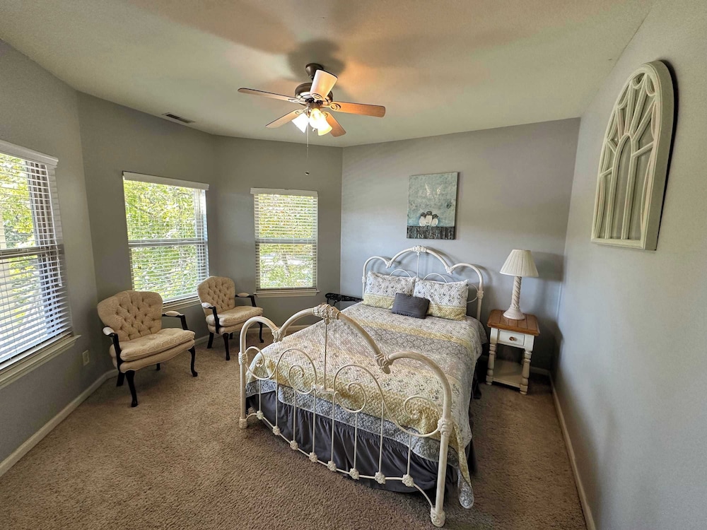 Lake It Easy - Waterfront Getaway With 7 Bedrooms!