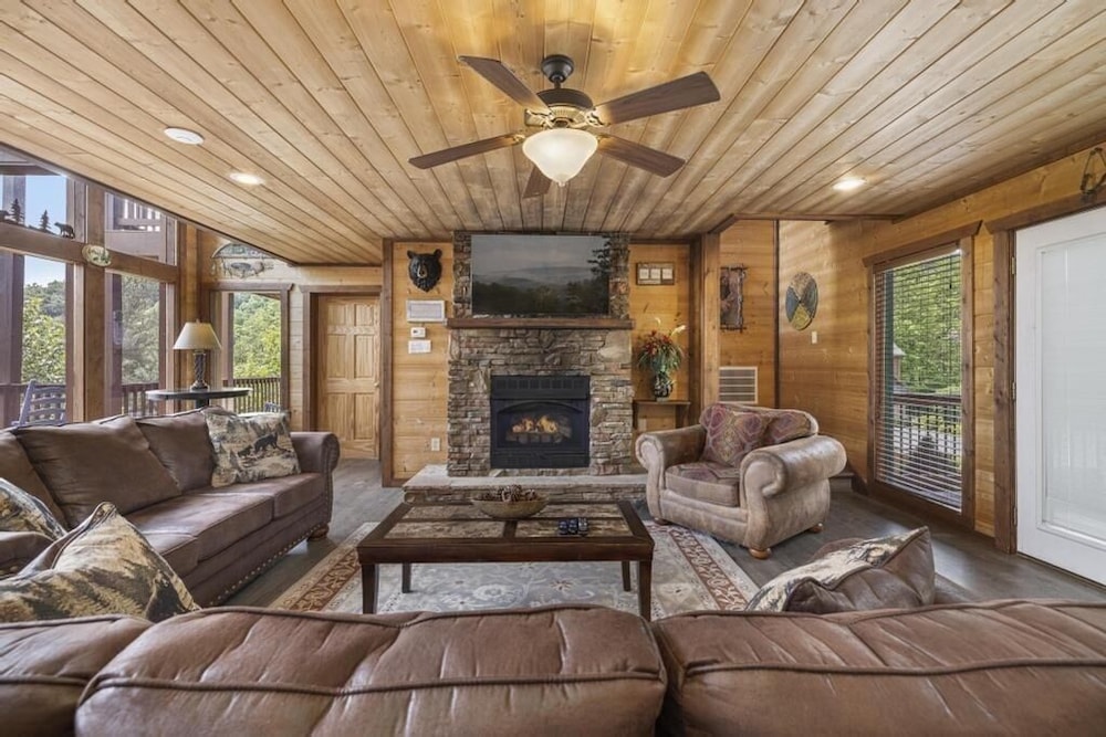 Place of the Blue Smoke - 5 Bedrooms, 5 Baths, Sleeps 16 Home by RedAwning