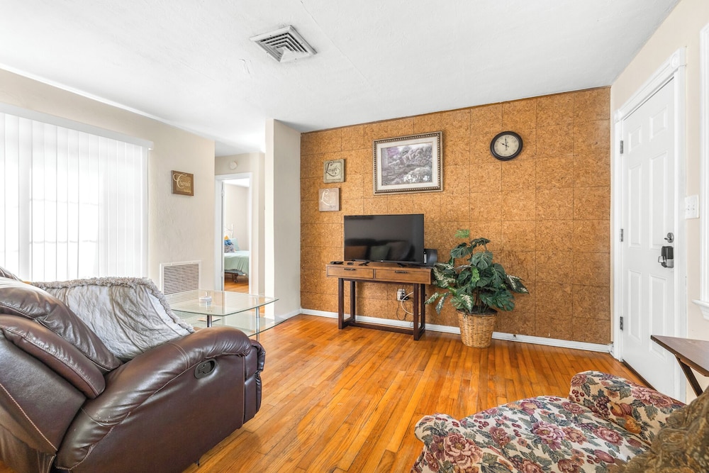 Charming Seminole Heights Getaway