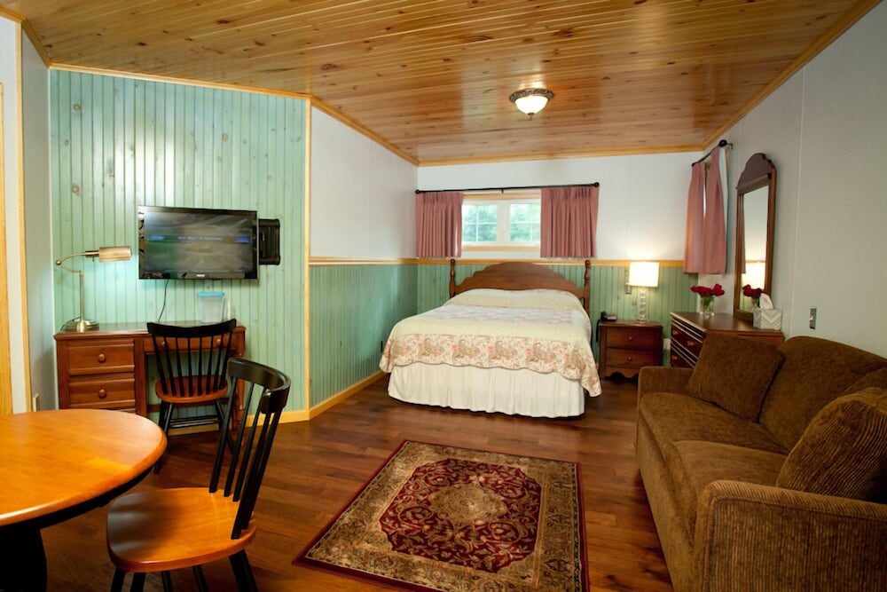 Blue Hill Lodge