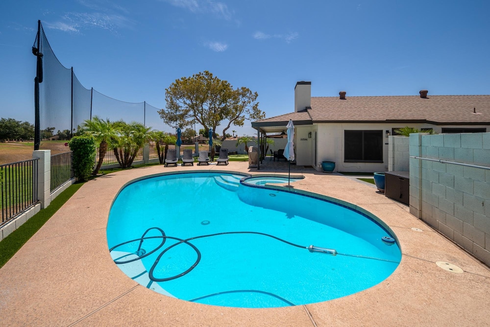 Peoria Oasis on Golf Course Pool Putting Green