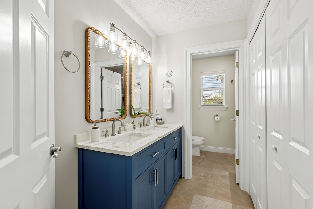 Escape to Sand Dollar Holler: Coastal Retreat, 3 Beds, 2.5 Baths, Sleeps 10!