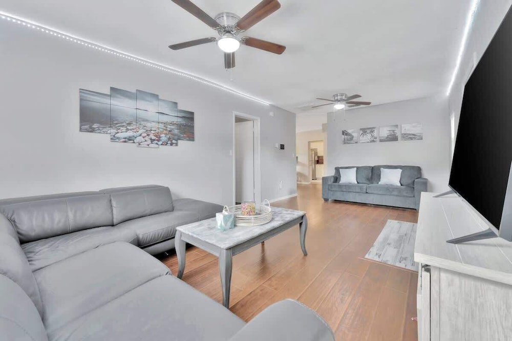 Updated Cozy Home Centrally Located pet Friendly