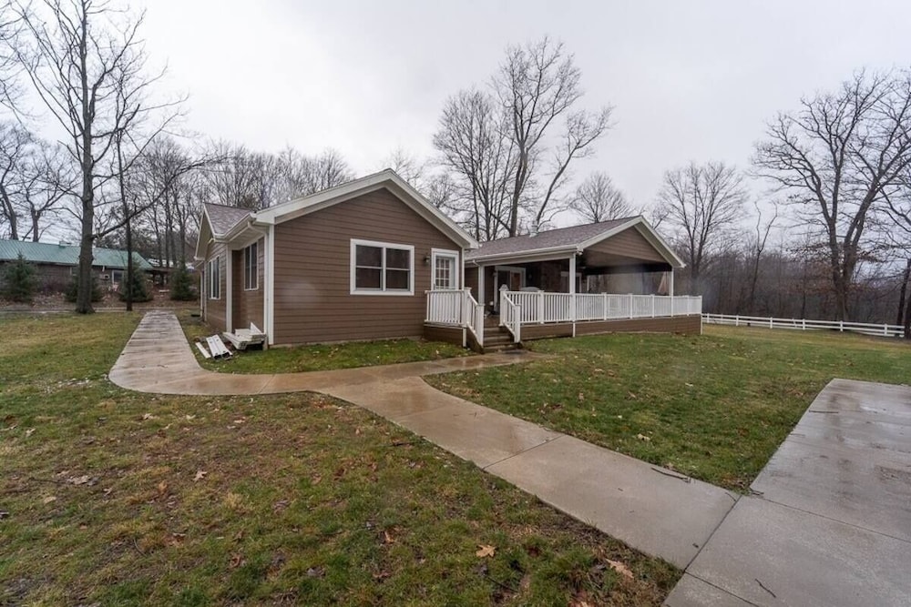 Champion Charmer Spacious Backyard W/ Grill 3 Bedroom Home view 3