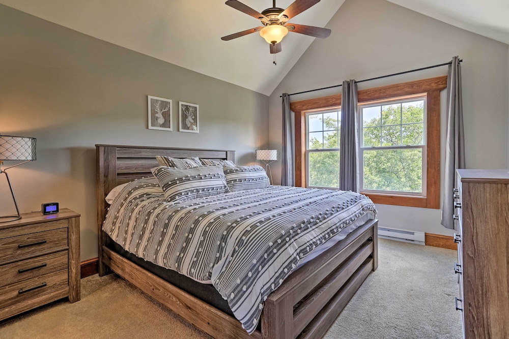 Retreat W/game Room & Deck, 1 Mi to Camelback