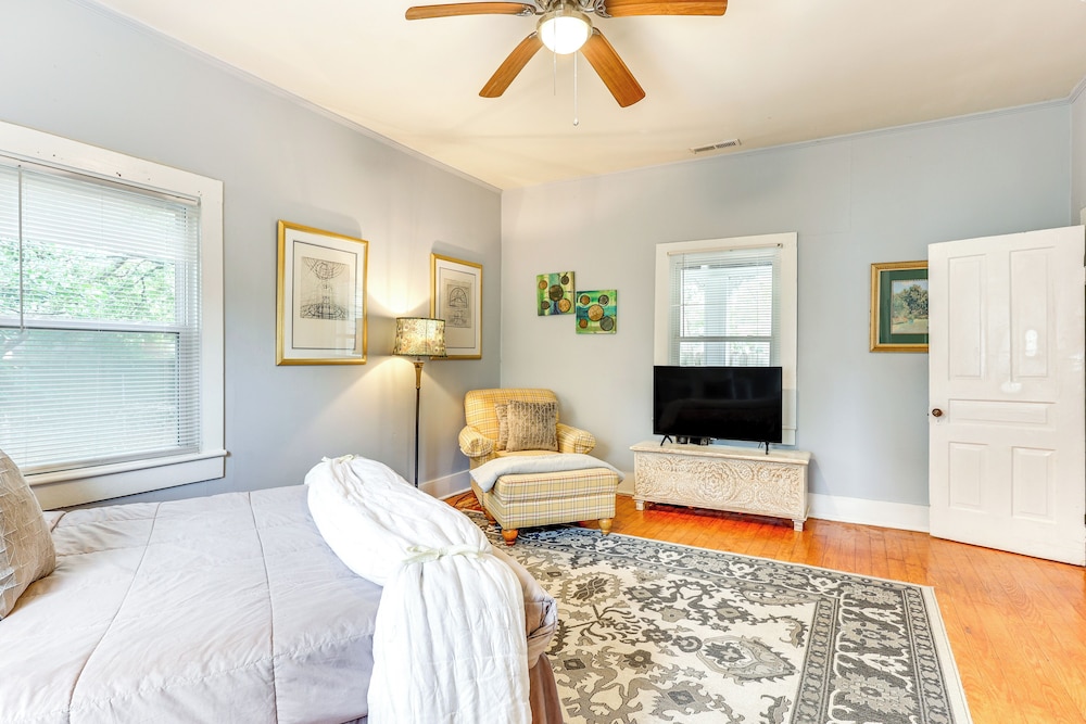 1 Mi to Dtwn Wilmington: Quiet Cottage w/ Deck