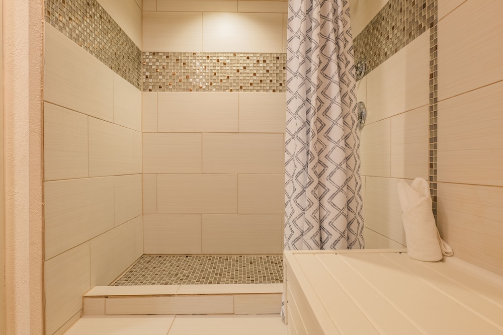 Comfortable Cozy Condo - Short Walk to American Eagle Lift - SH402 by RedAwning