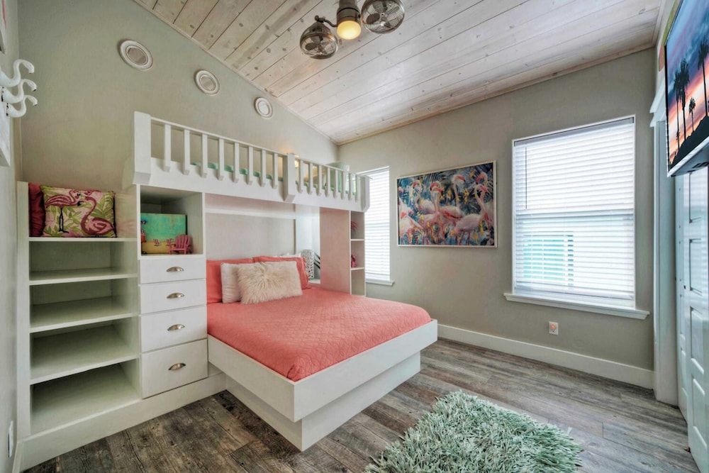 Sleeps 21, 2 Homes 2 Private Pools, Fire Pit, Swing Bar Walk to the Beach
