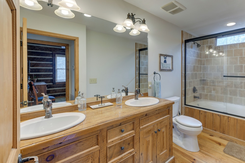 Hot Tub & Fire Pit: Secluded Gem in Franklin view 4