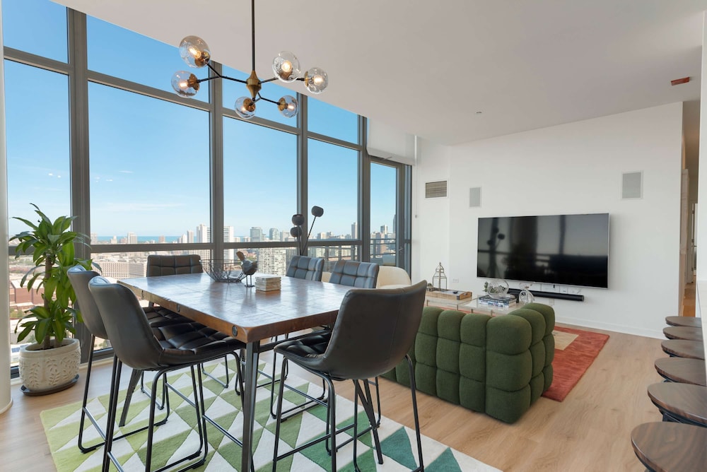 Penthouse Near Fulton Skyline Spacious