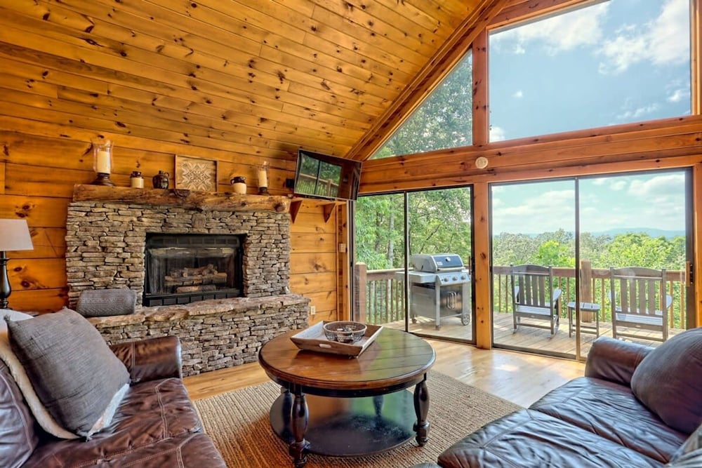 Hot Tub 3 Fireplaces Mountain Views Game Room