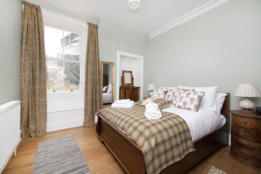 JOIVY Charming 2-Bed Flat Near Edinburgh Castle view 2
