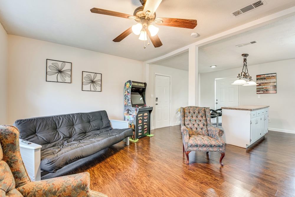 18 Mi to Downtown Atlanta: Quiet Home w/ Fire Pit