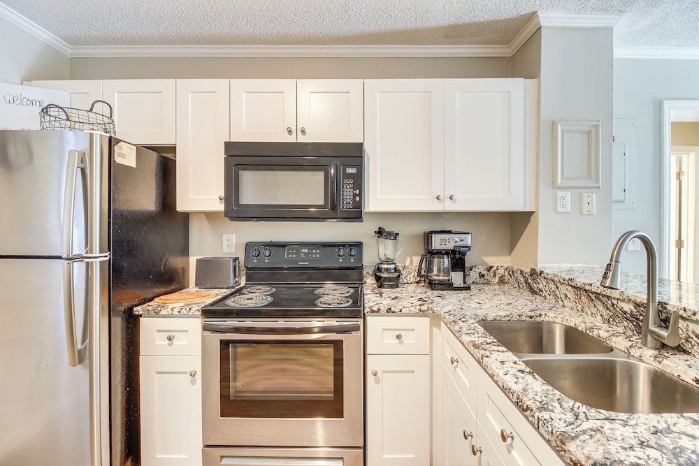 Walk to Ocean: North Topsail Beach Gem w/ Balcony!