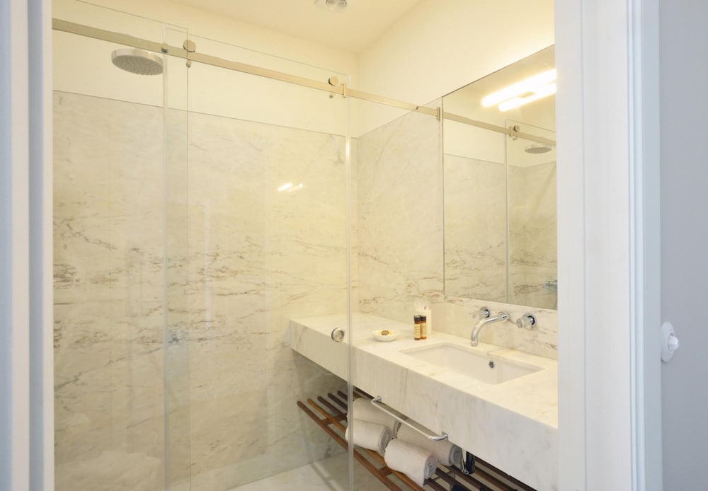 Market 4A in Oporto With 2 Bedrooms and 2 Bathrooms view 3