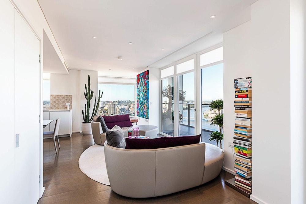 Luxurious 3-bed Sky-high Battersea Gem