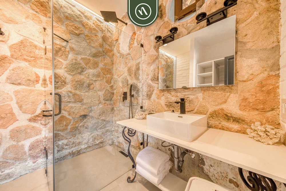 1 BR Mountain Retreat - 5 min to Beach - Pool
