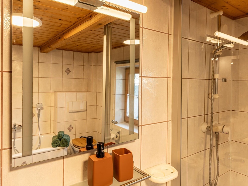 Historic Farmhouse: 200 Years old Meets new