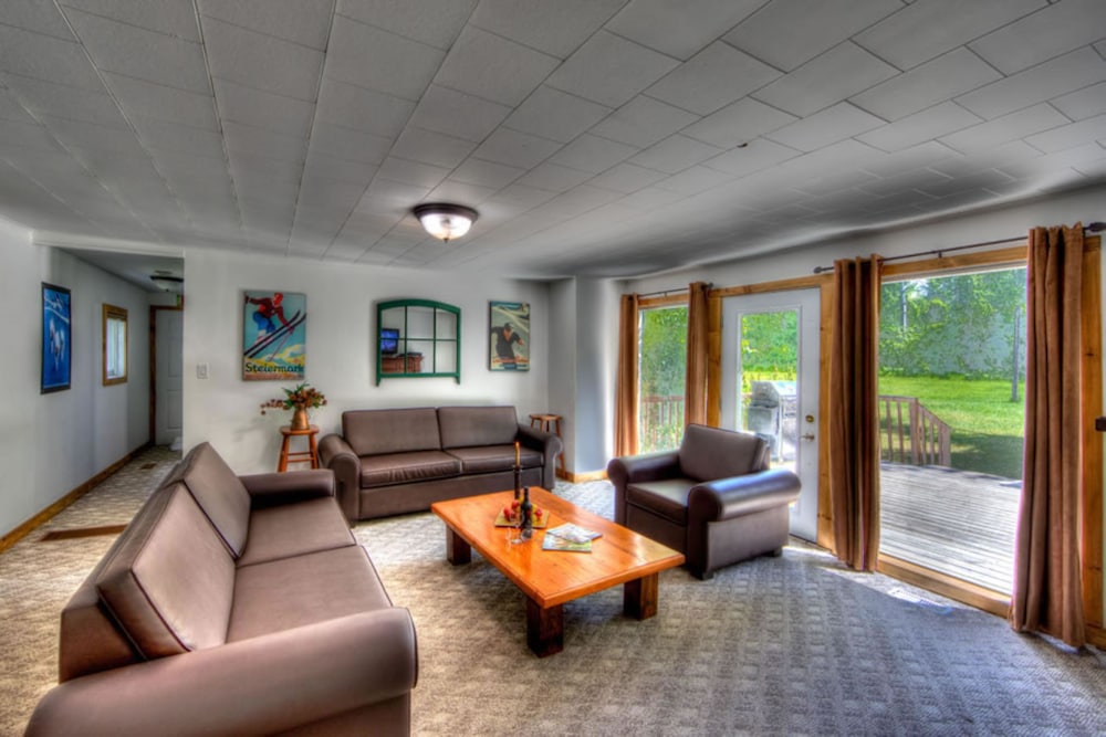 RARE FIND - 6 bdrm Very Private Cottage on 10 acres, Hot Tub, BBQ, Petfriendly