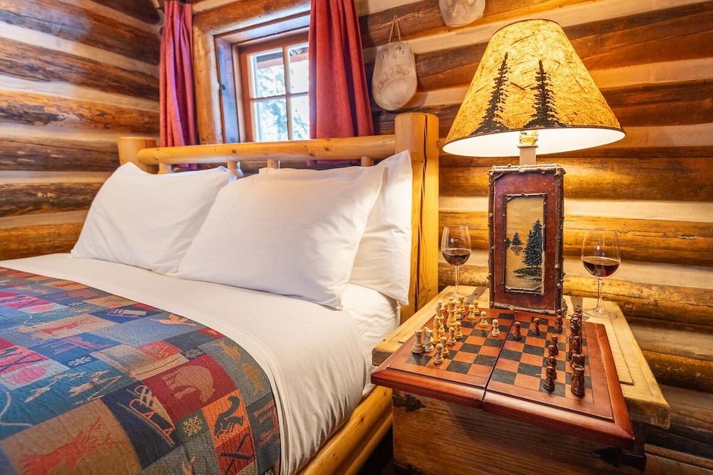 Storm Mountain Lodge Cabins & Dining