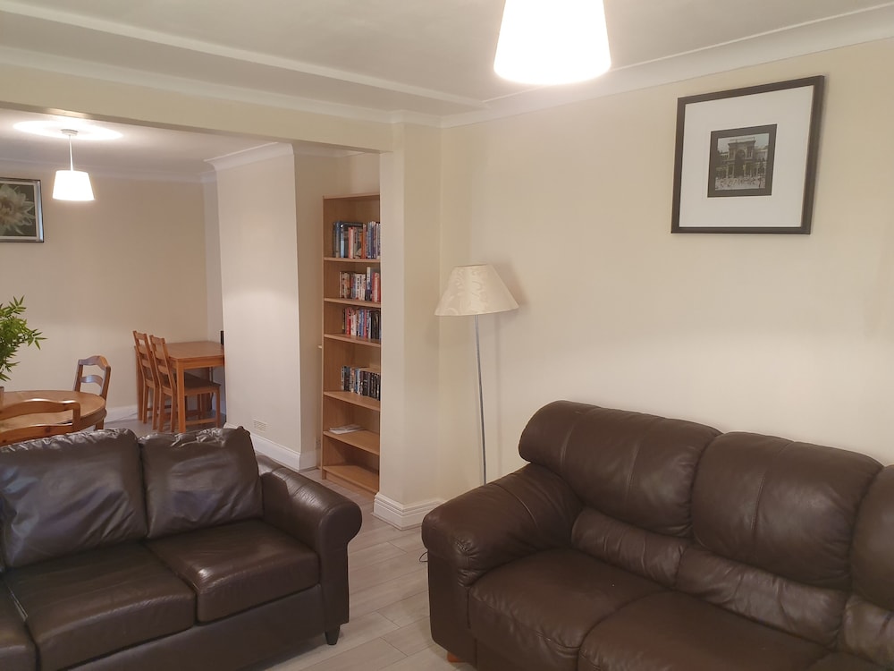 Elegant 3 Bed house walk Wembley stadium view 4