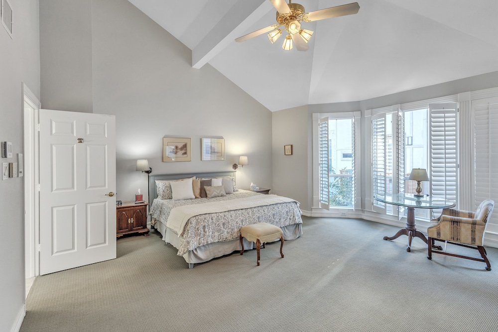 Spacious Urban Uptown Retreat 3 Bedroom Townhouse