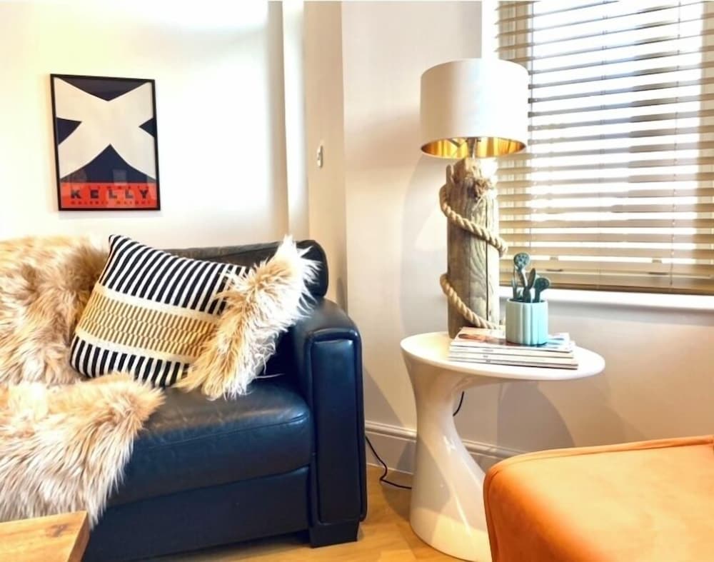 Stunning 2 Bed Apartment on the beach by Urban Roost