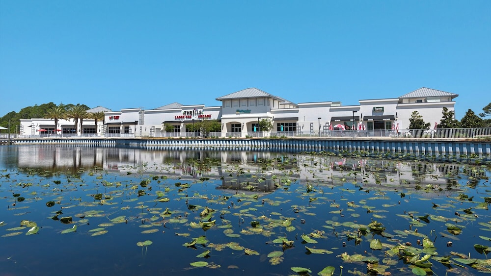 Sleeps 8 w/ Resort Pools, Tennis, Golf & Beach Access + Attraction Tickets!