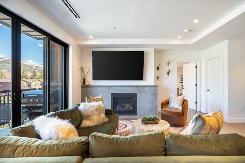Luxe 3bdr Near Vail w/ Views Gym, Pool, Game Room Alpine Oasis at Frontgate