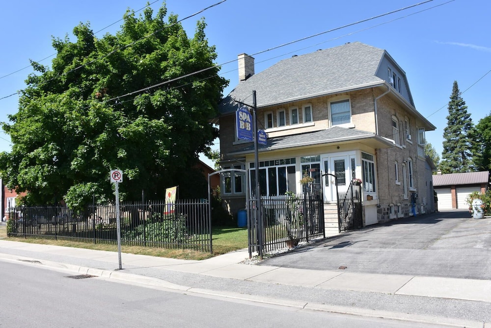 10th Avenue Guest House & Suites