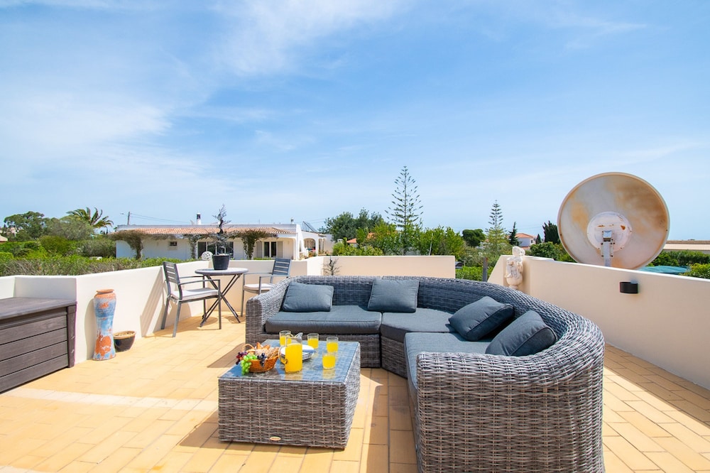 67 adm 3 Bedroom Villa Walking Distance to Carvo