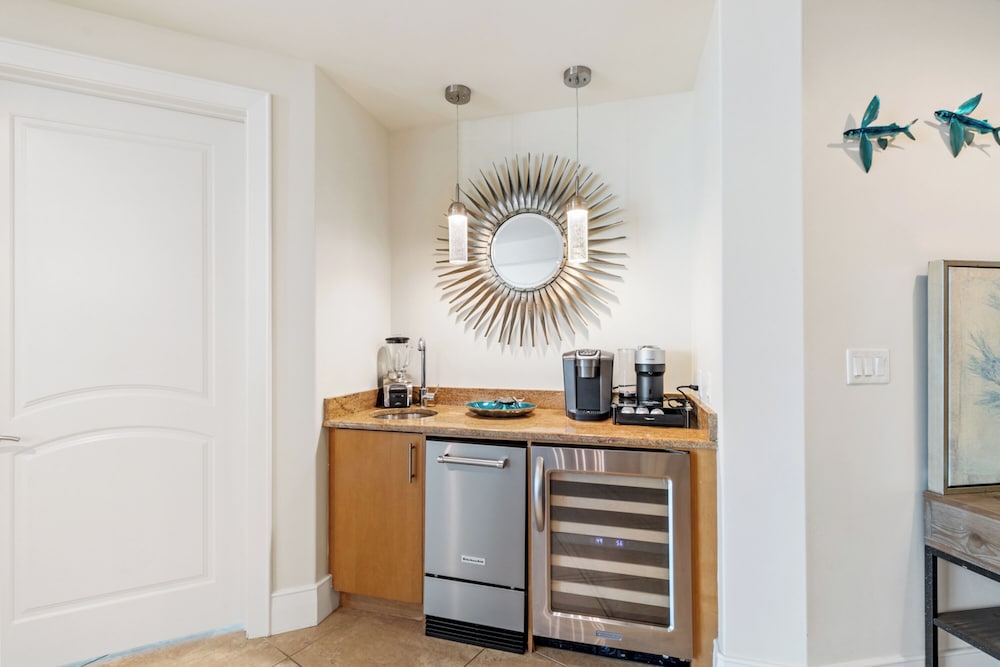 Turquoise Place 2205 C