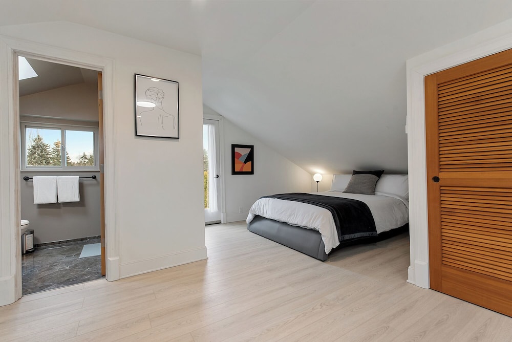 Joyful Kirkland Home, Near Beach, Hot Tub & AC