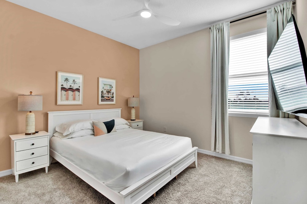 Sleeps 20! 9bdr, Star Wars-themed Game Room, Pool, Hot Tub Nassau by Avantstay
