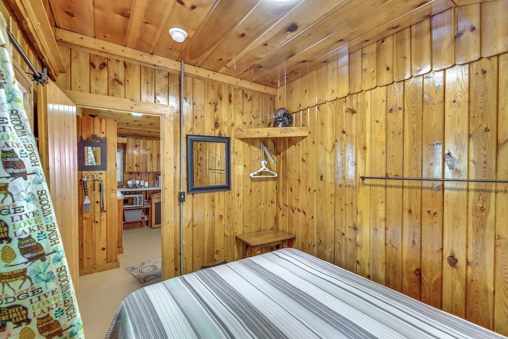 Cabin 600' to Manistee Lake Private Shared Access