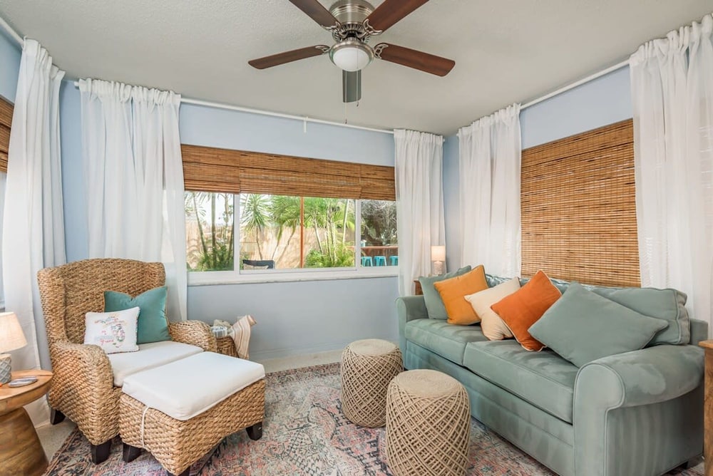 Tropical Oasis With Hot Tub in Treasure Island