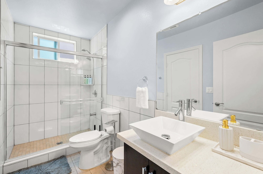 Modern Spacious Home Bright, Family Group Friendly